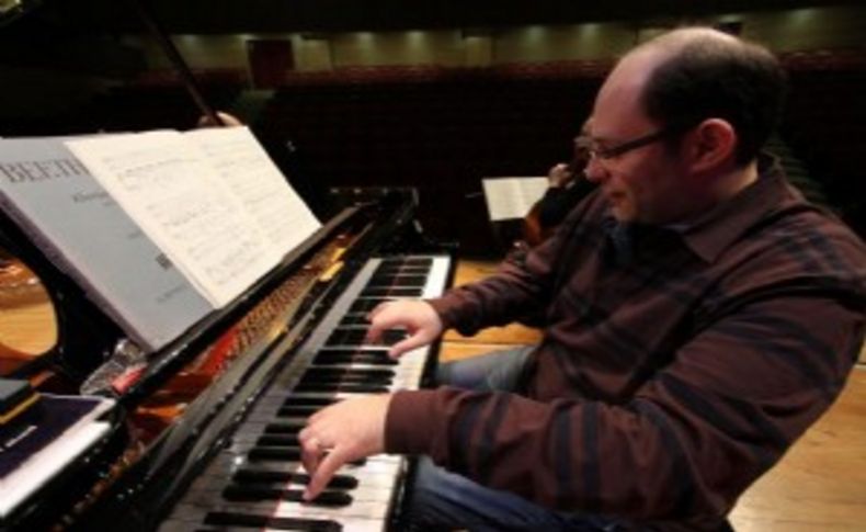 Mühiddin Dürrüoğlu Karşıyaka Opera'ya geliyor